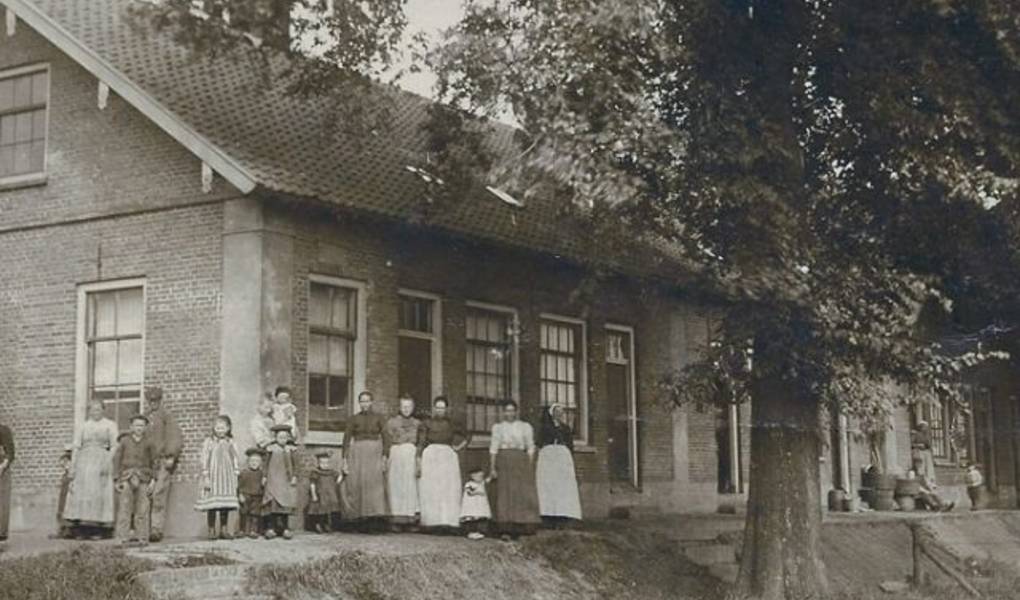 1905: Huizen bij steenfabriek Heukelum